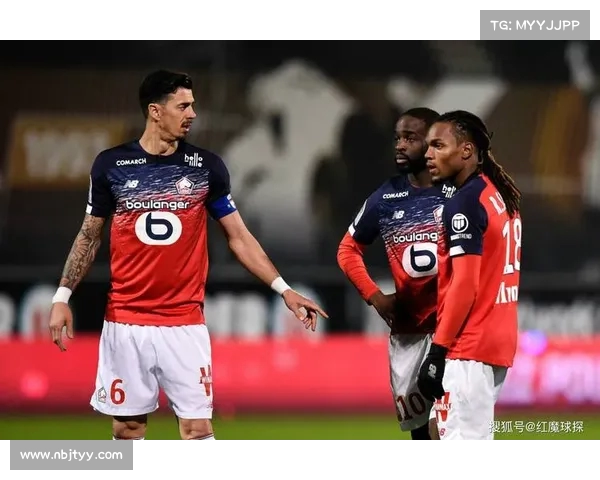 法甲新赛季球衣设计潮流解析与球迷文化的完美结合 法甲新赛季球衣设计潮流解析与球迷文化的完美结合